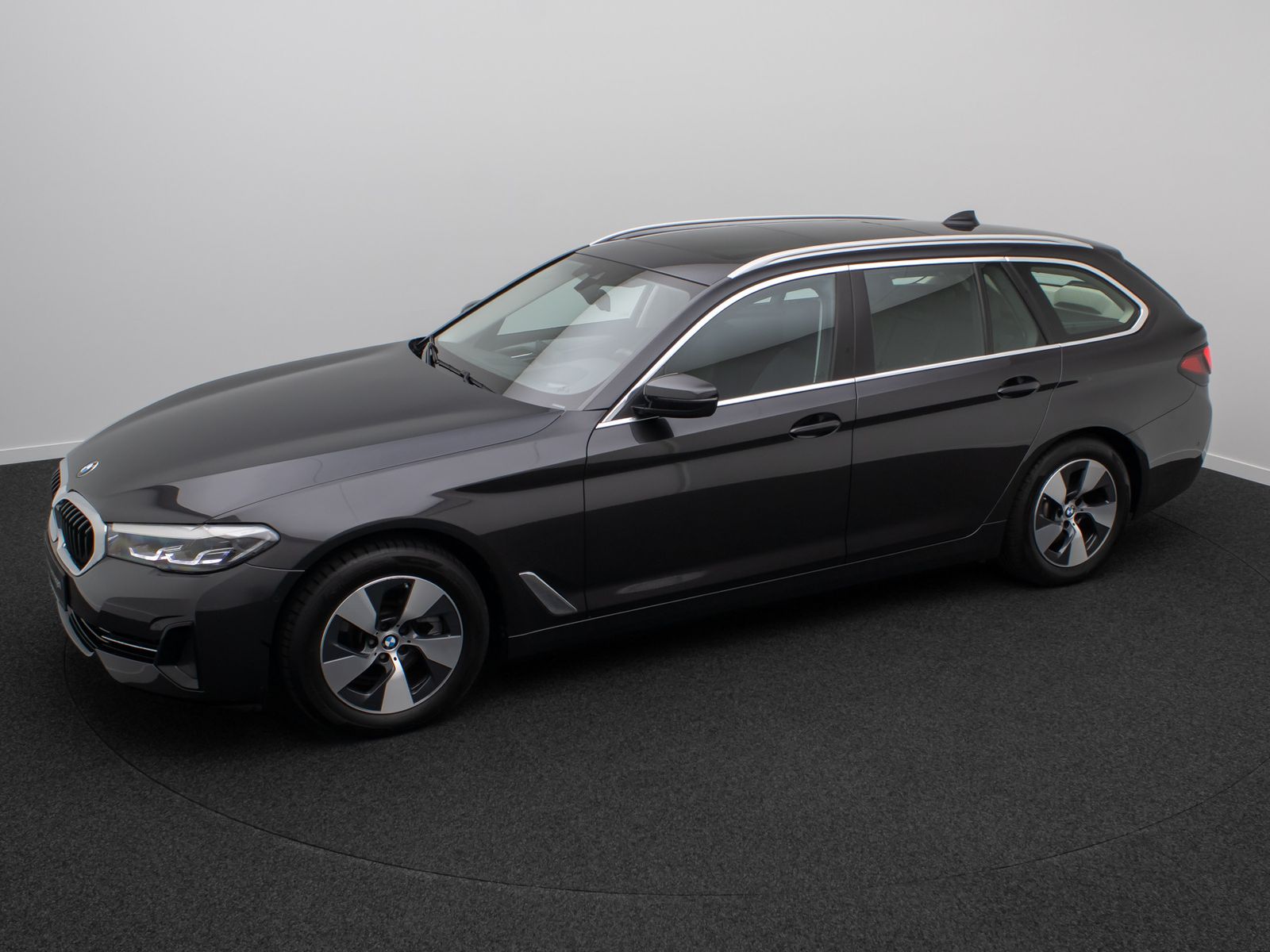 Fahrzeugabbildung BMW 520d DAB Kamera AHK Panorama HUD Leder Standheiz