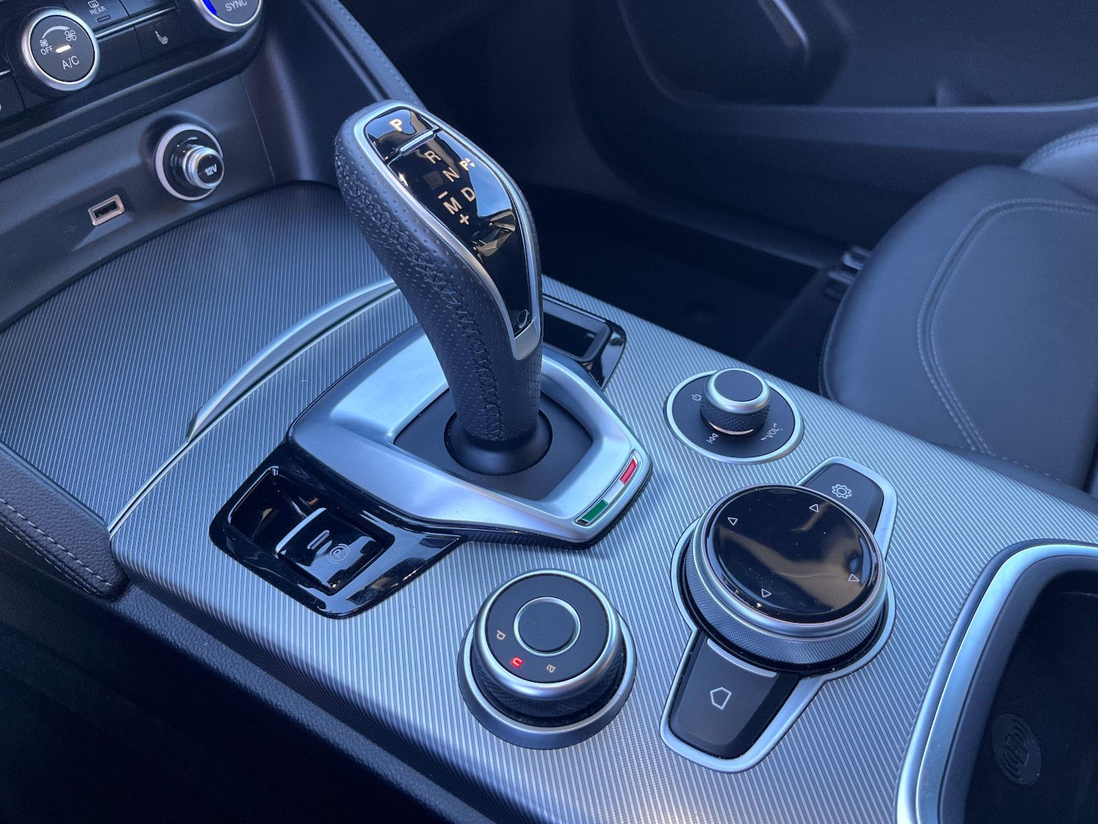 Fahrzeugabbildung Alfa Romeo Stelvio Veloce Q4