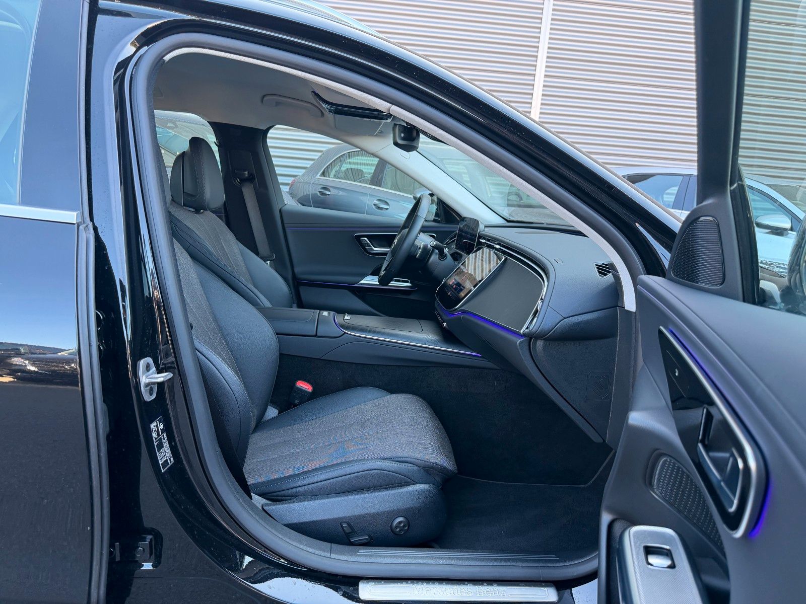 Fahrzeugabbildung Mercedes-Benz E 200 T AVANTGARDE+DISTR+MBUX+AHK+KEYL+LED+TOTW+