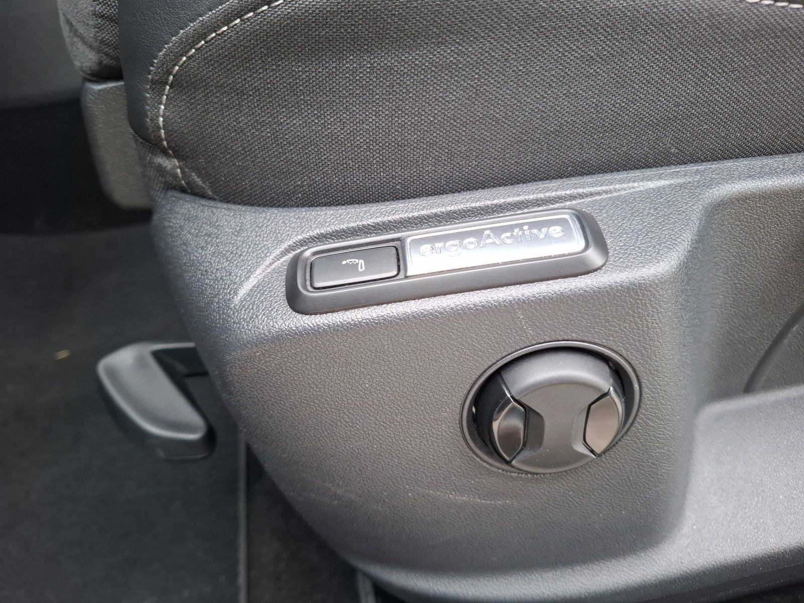 Fahrzeugabbildung Volkswagen T-Roc TSI Style DSG LED Navi AID ACC RFK SH