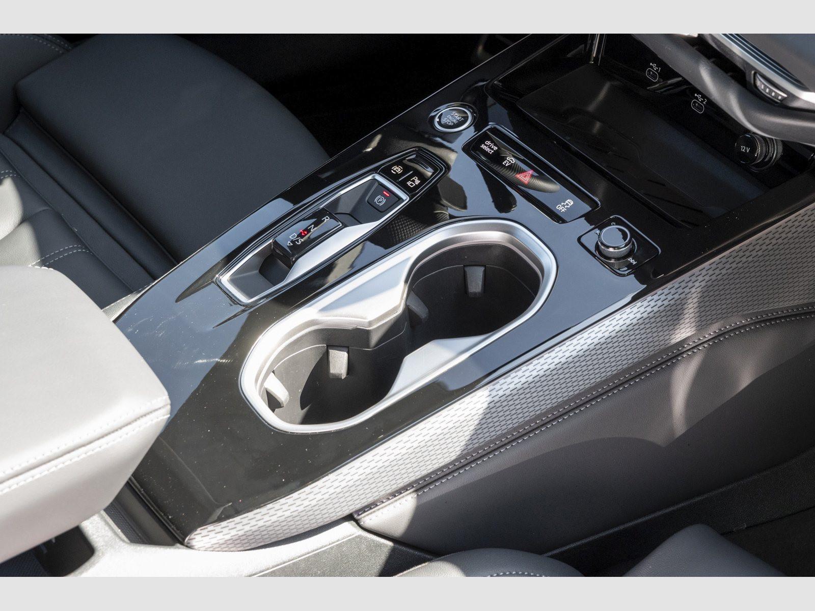 Audi A6 Avant 2.0 TFSI e-hybrid quattro 270 kW Tech p