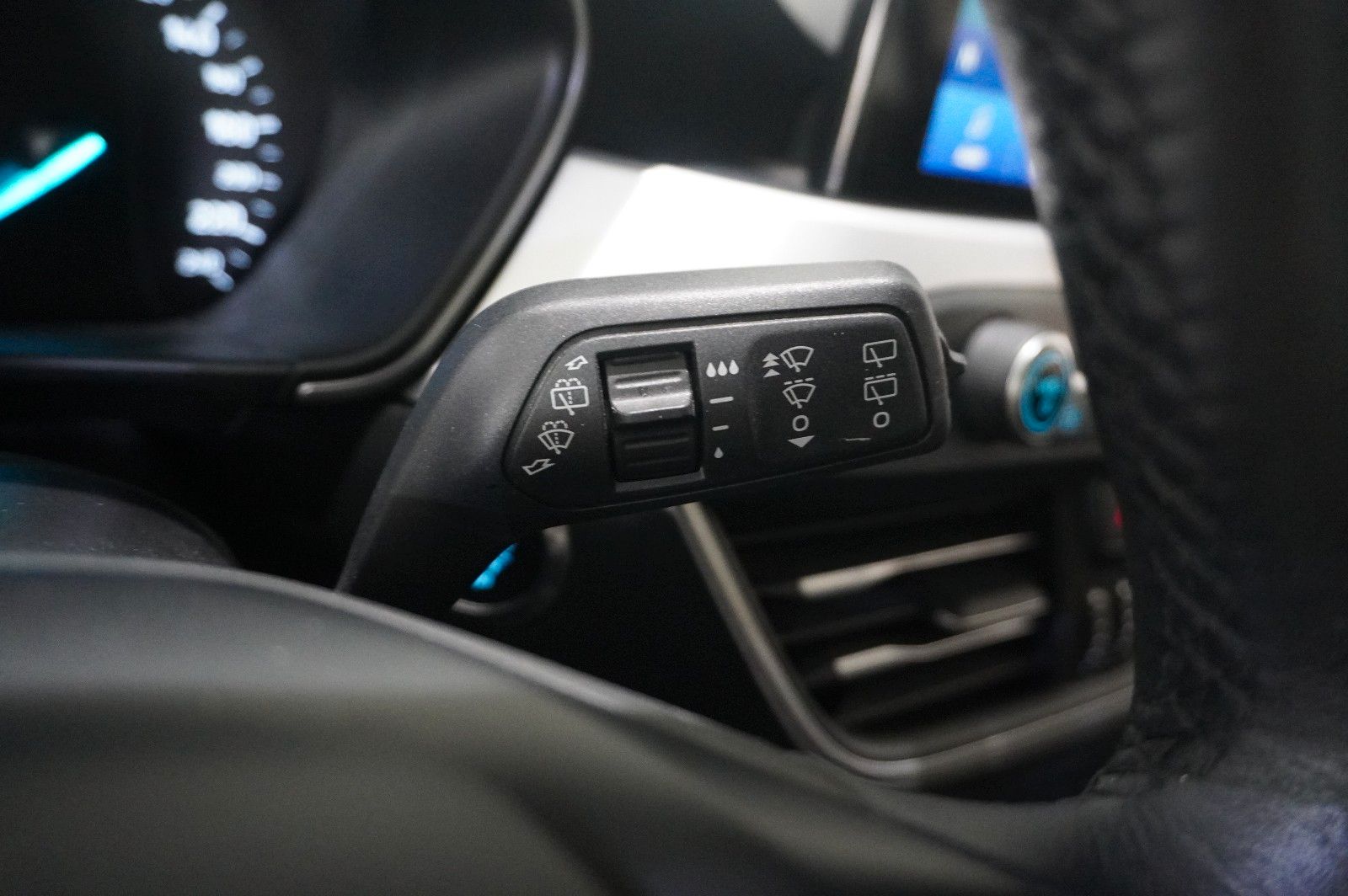 Fahrzeugabbildung Ford Focus Lim. 1.0 COOL & CONN. NAVI/LED/SPORT/SHZ