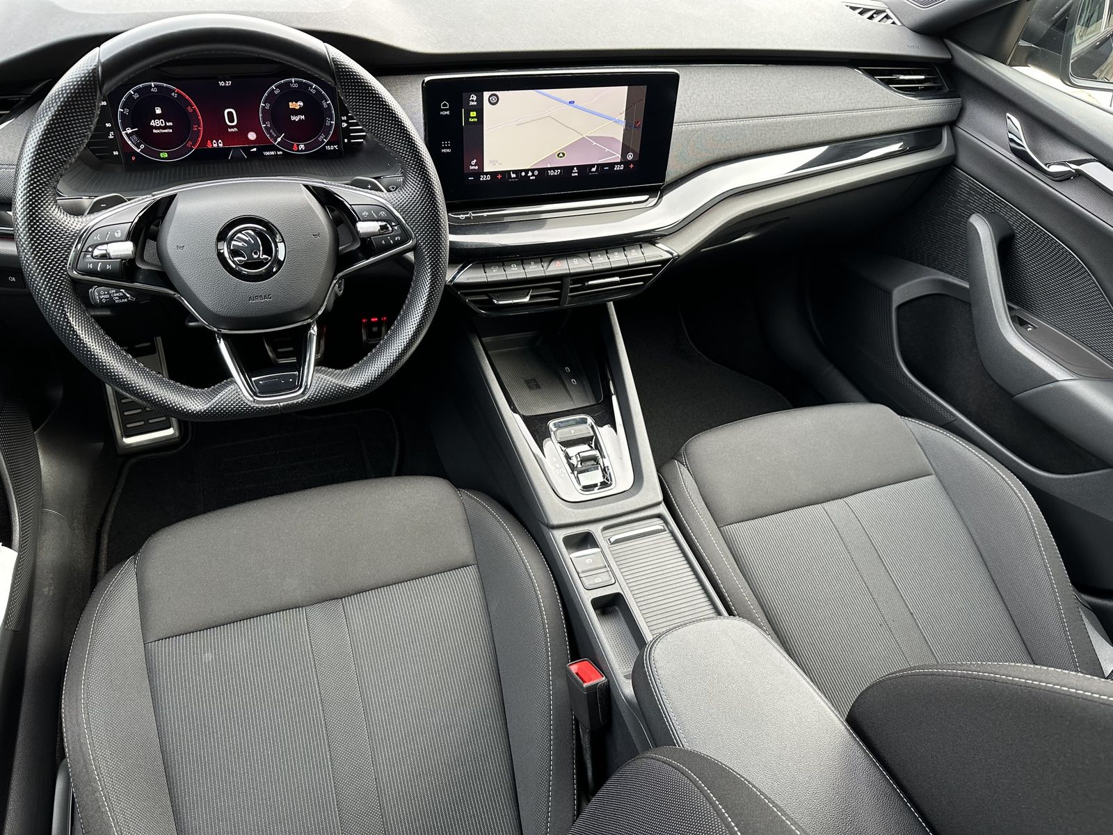 Fahrzeugabbildung SKODA Octavia Combi 2.0 DSG Sportline NAV+LED+VCOCK+PP