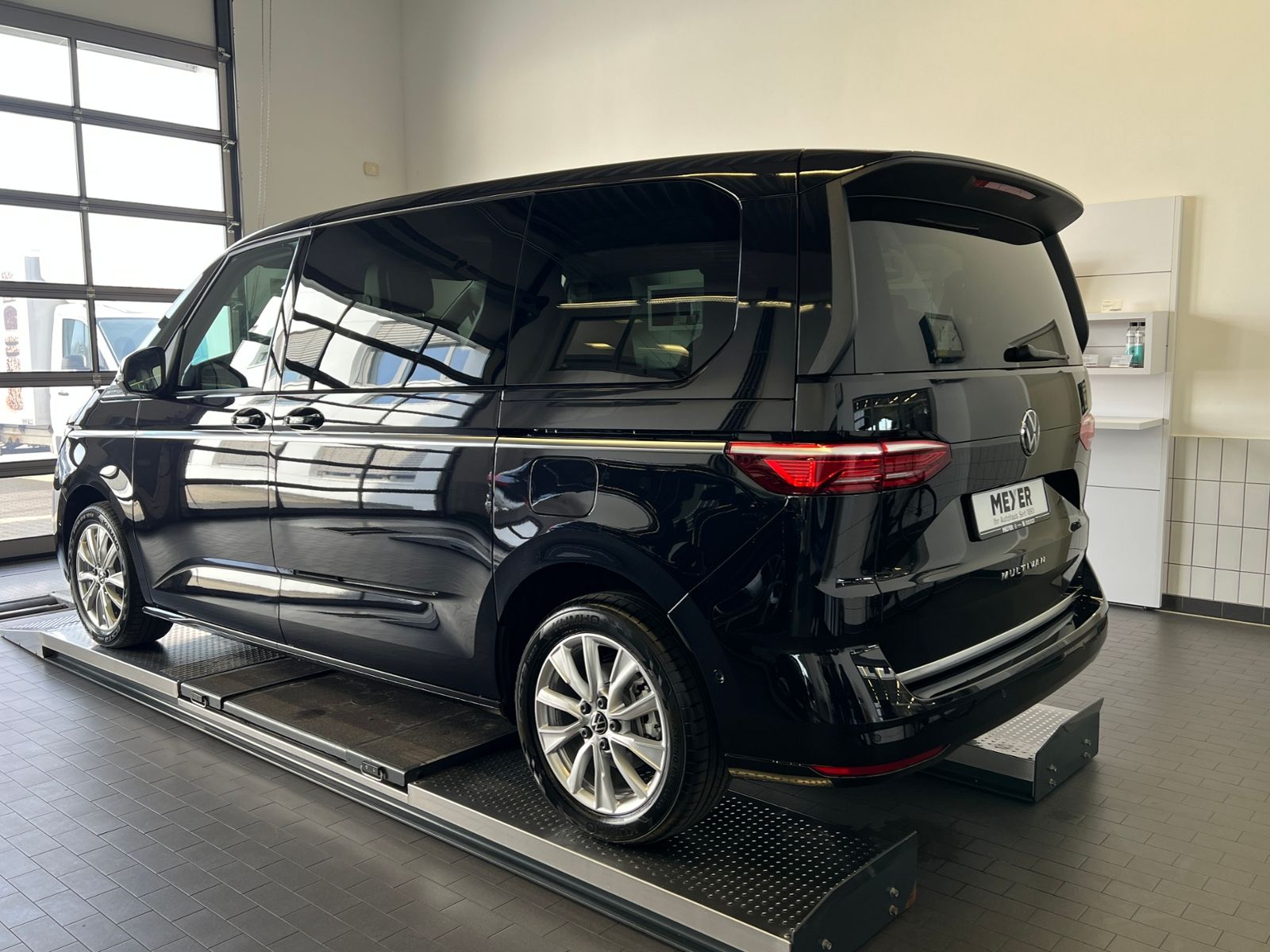 Fahrzeugabbildung Volkswagen T7 Multivan Style 2.0 TDI DSG *AHK, IQ.Light, Pa
