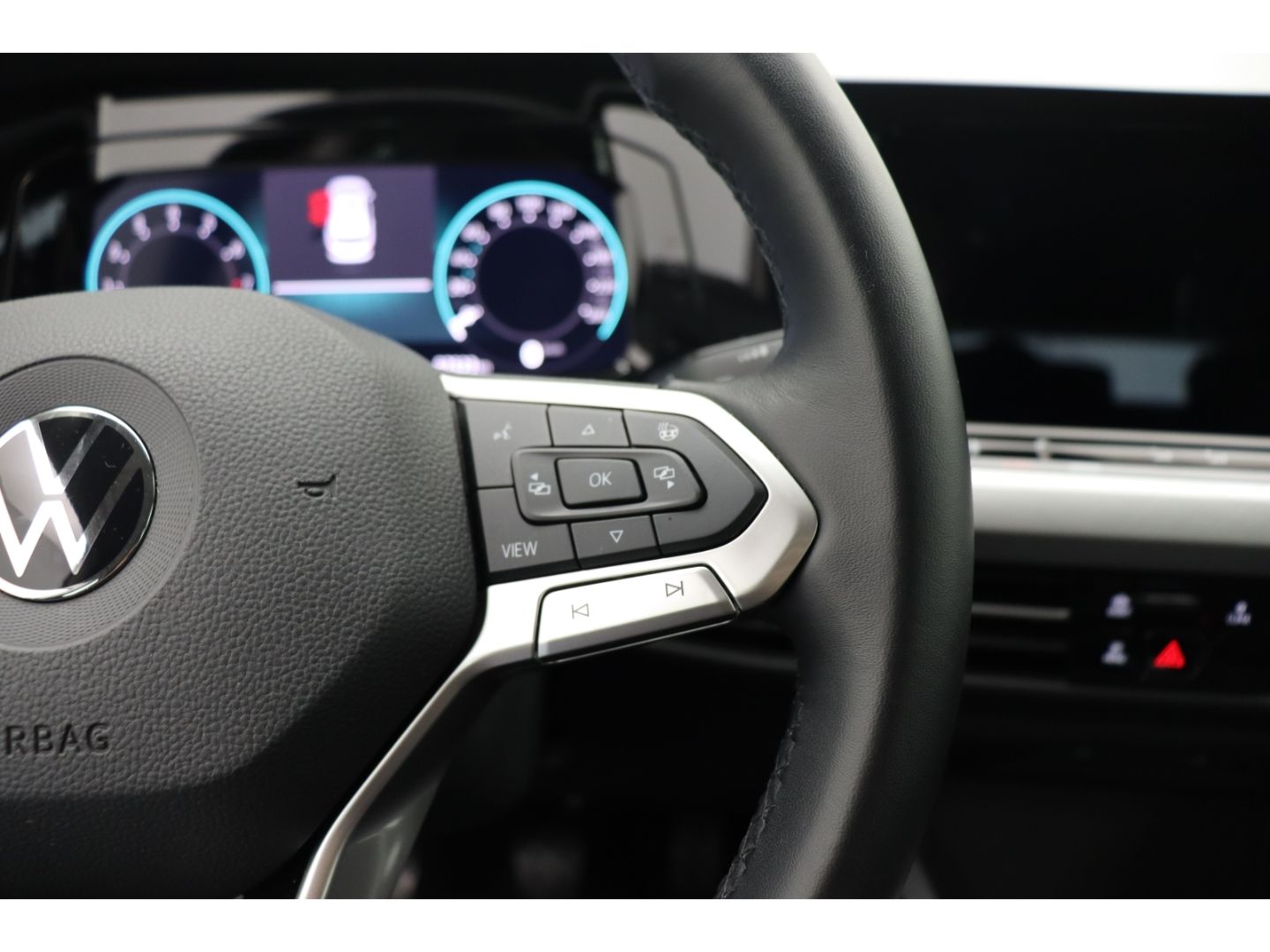 Fahrzeugabbildung Volkswagen Golf VIII Variant Life AHK SHZ ACC