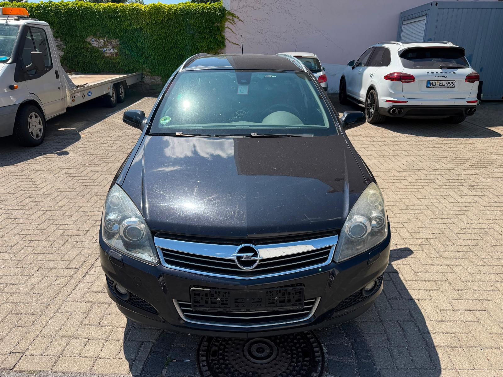 Opel Astra 2009 — interior
