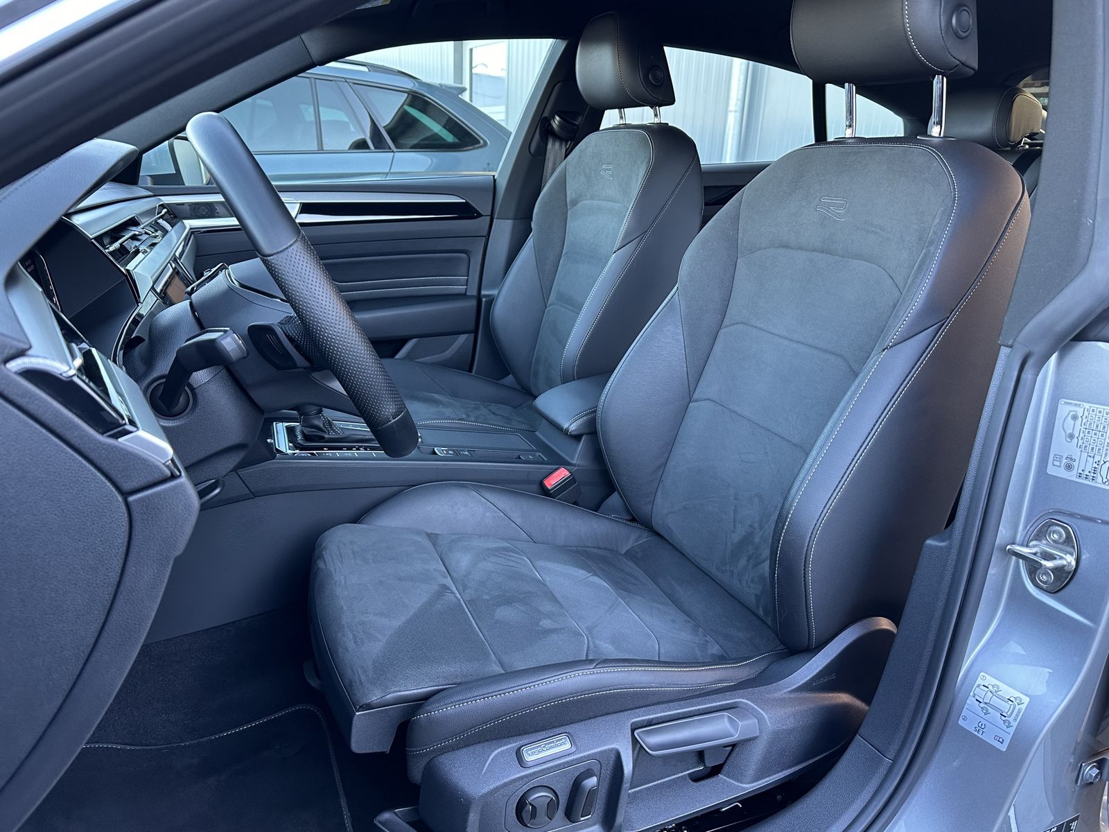 Fahrzeugabbildung Volkswagen Arteon 2.0 TDI DSG R-Line NAV+LED+ACC+V-COCKPIT