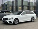 Mercedes-Benz E 220d T 3xAMG Line Aut. NAV/BURM/PANO/19LM/LED - weiße Mercedes-Benz E 220