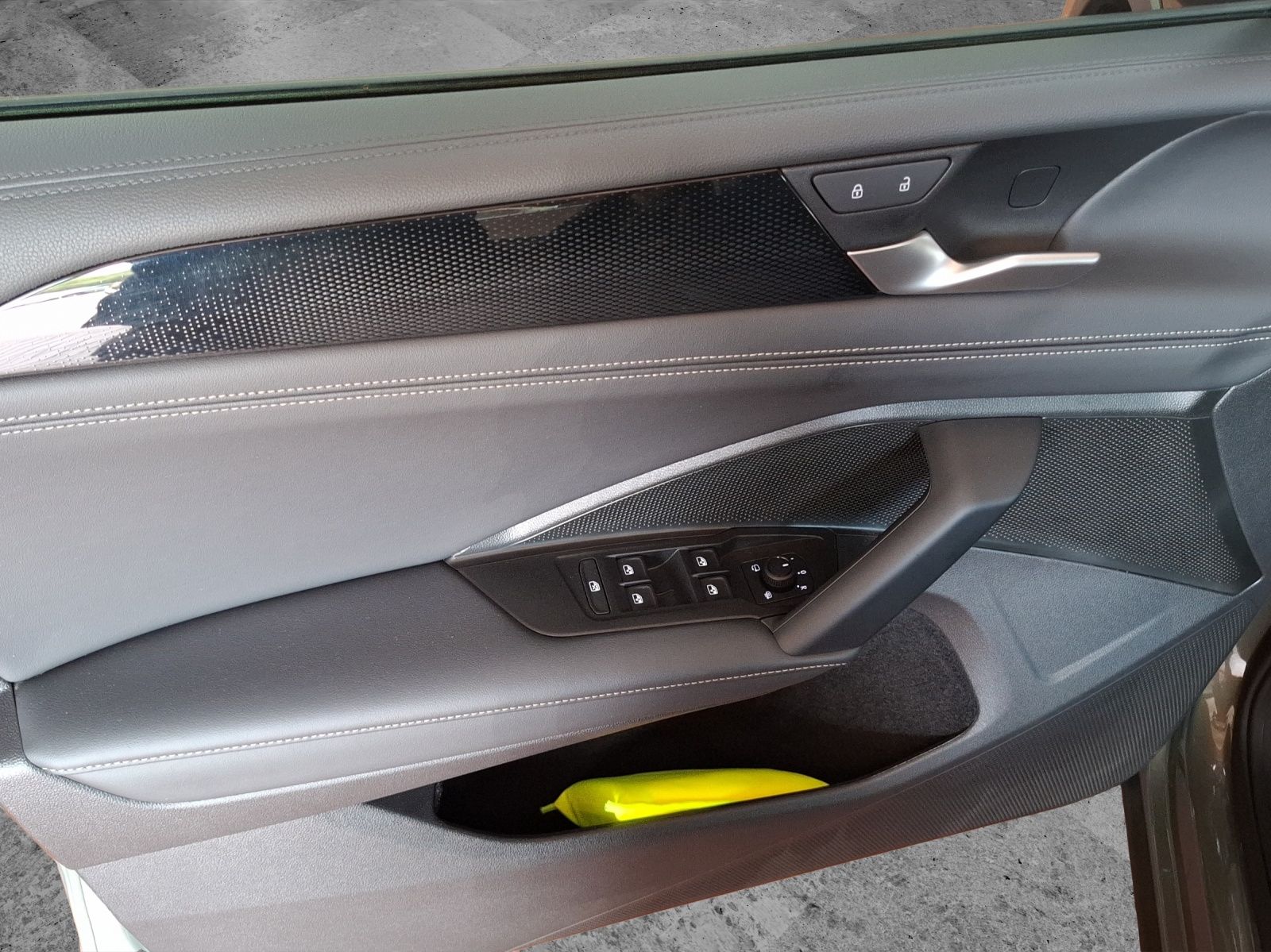 Fahrzeugabbildung Volkswagen Tiguan eTSI Life DSG LED AHK Navi AID ACC RFK SH
