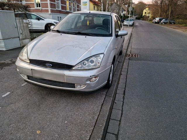 Ford Focus Ghia mit Winterreifen und TÜV NEU