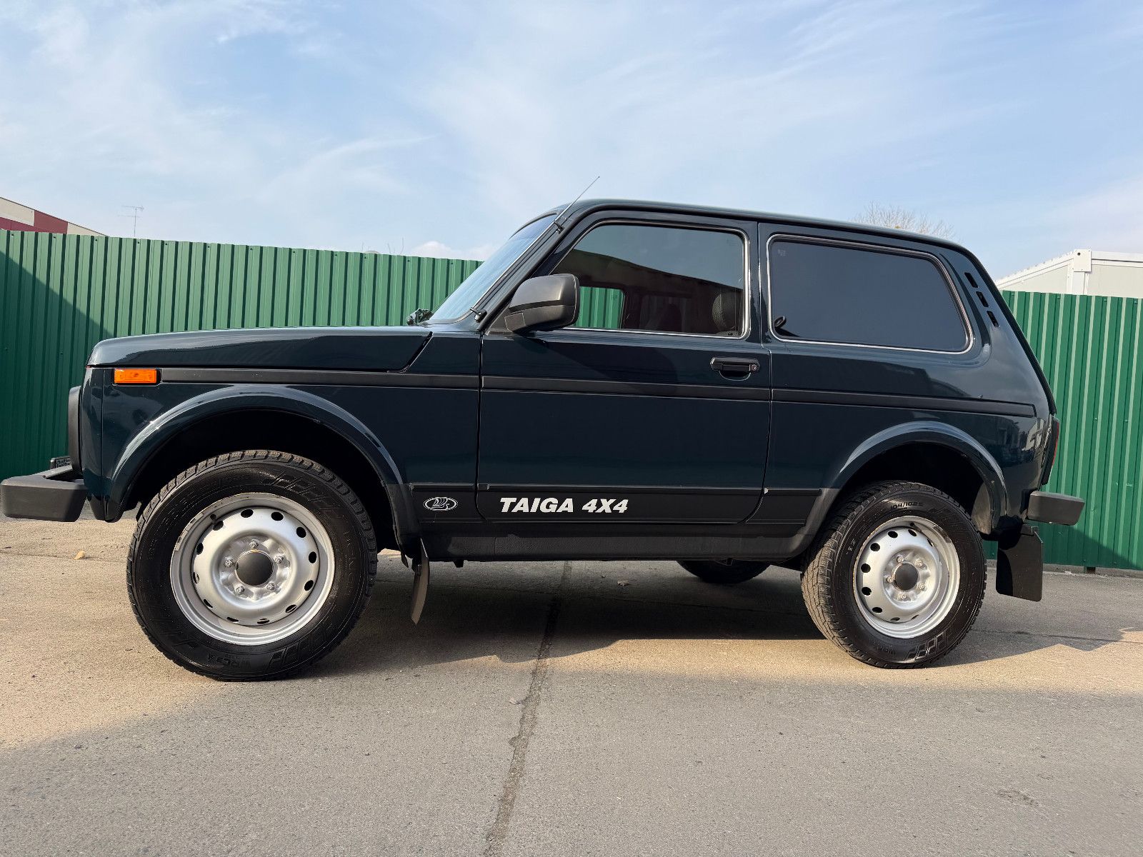 Fahrzeugabbildung Lada TAIGA-NIVA / AHK / ZV /  RADIO / SOFORT