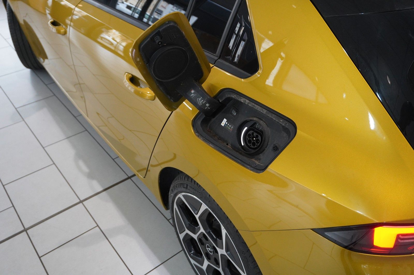Fahrzeugabbildung Opel Astra L Lim. 1.6 HYBRID ULTIMATE NAVI/360°/HUD
