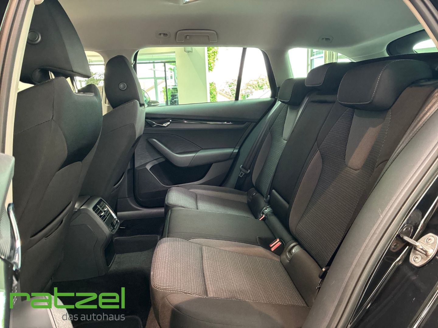 Fahrzeugabbildung SKODA Octavia Combi 2.0 TDI Ambition AHK Navi Digitale