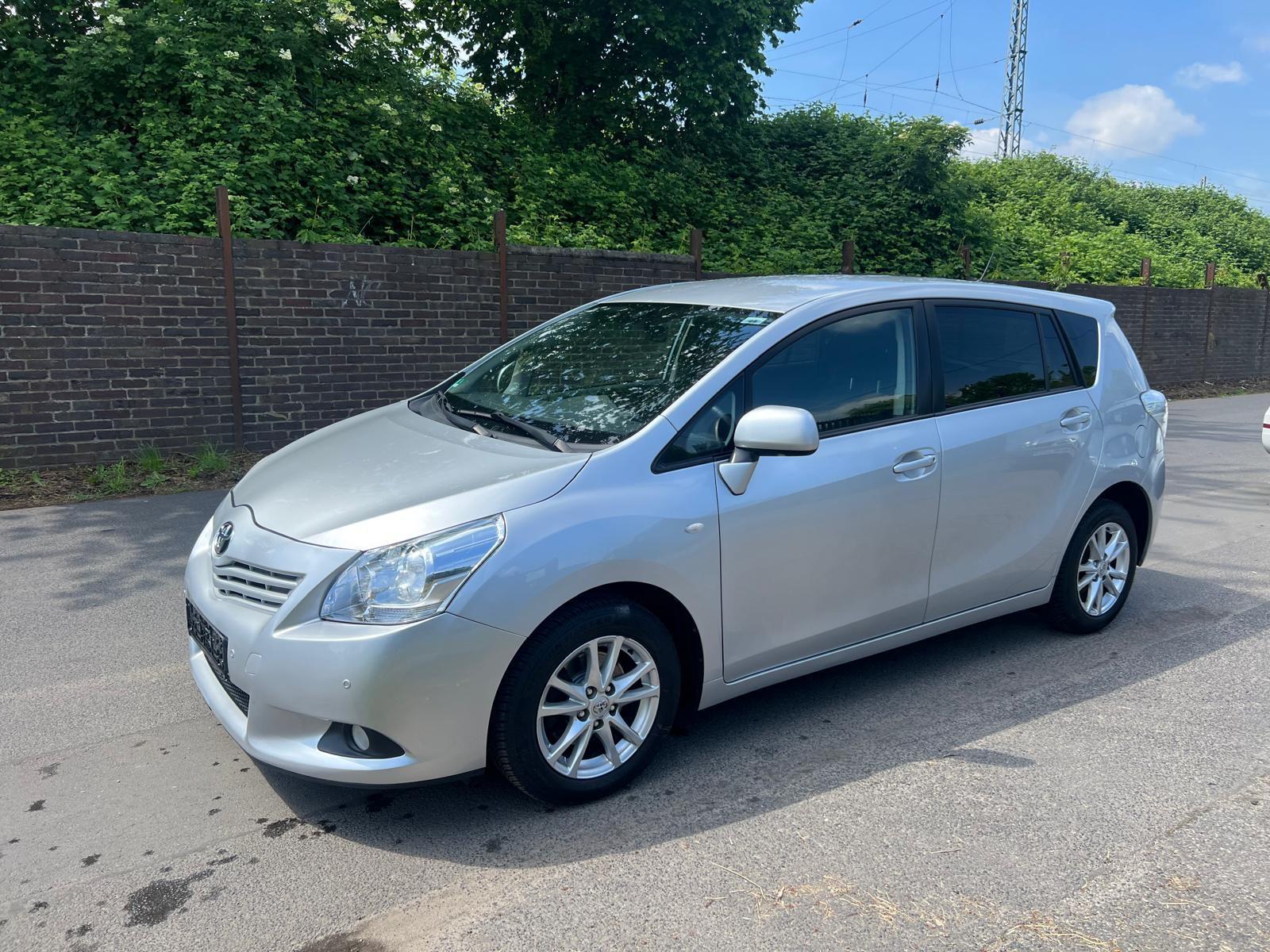 Toyota Verso 2012 — салон