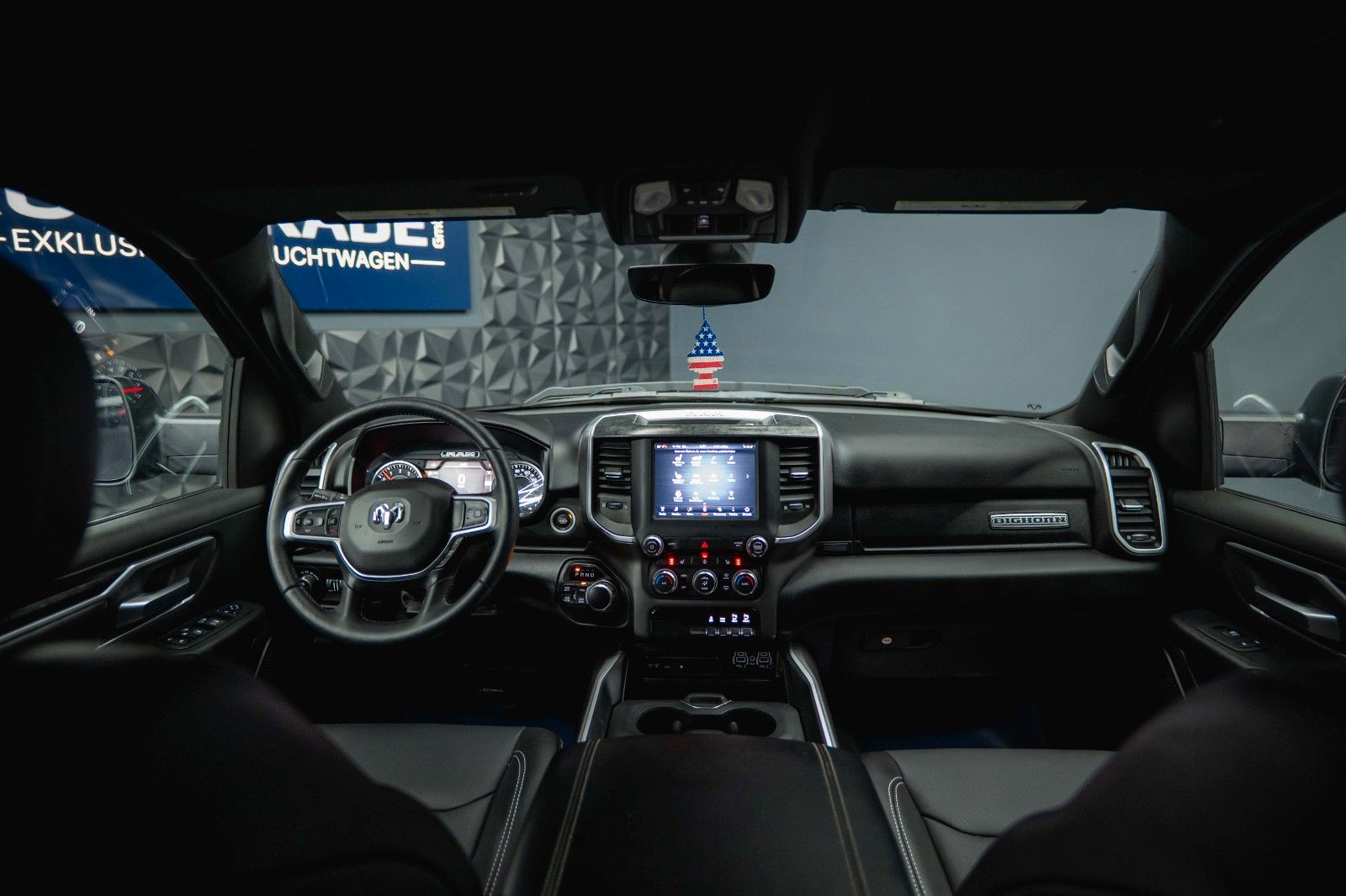 Fahrzeugabbildung Dodge RAM 5.7 V8 HEMI 4x4 OFFROAD BLACK EDITION 19%