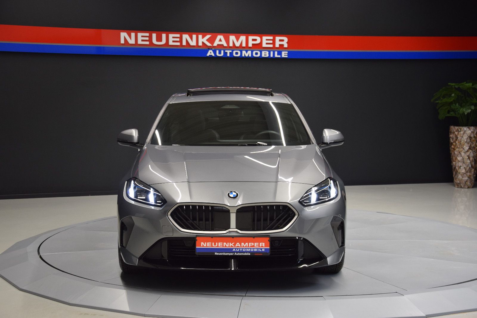 Fahrzeugabbildung BMW 120i M Sport Panorama Alcantara AHK Kamera DSC
