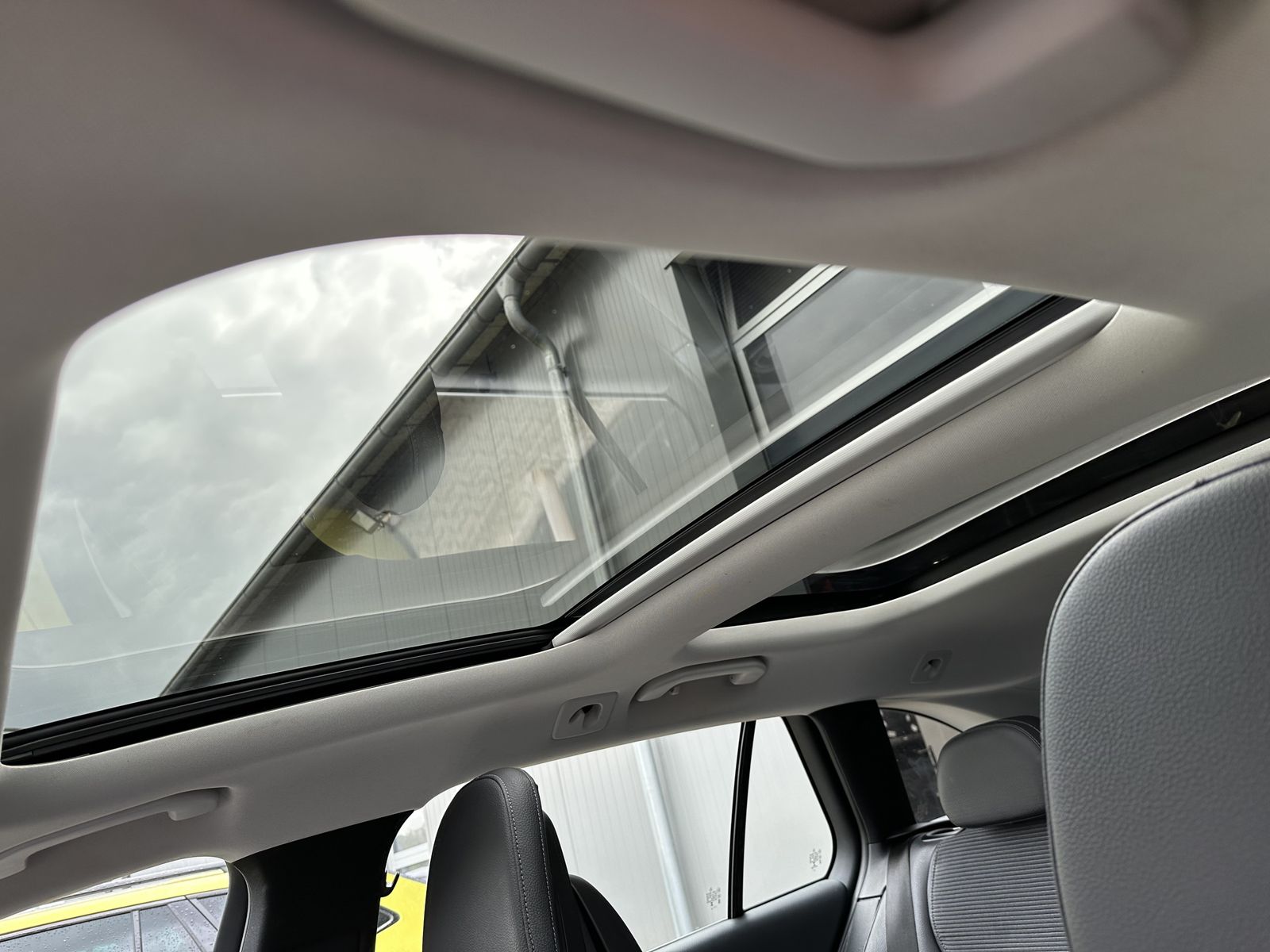 Fahrzeugabbildung Mercedes-Benz C 220d T 4Matic Avantgarde NAV+LED+ACC+PANORAMA