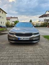BMW 530d xDrive A - - mit Diesel-Antrieb: Beige, Limousine