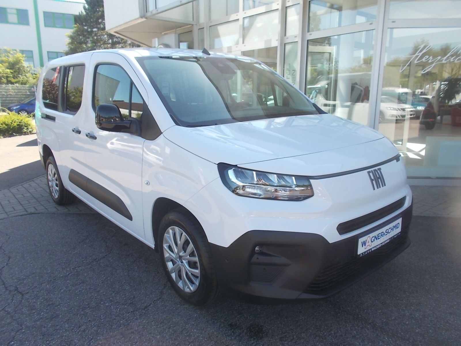 Fahrzeugabbildung Fiat Doblo Kombi 1.5 HDi 130 PS 7 Sitzer + Automatik