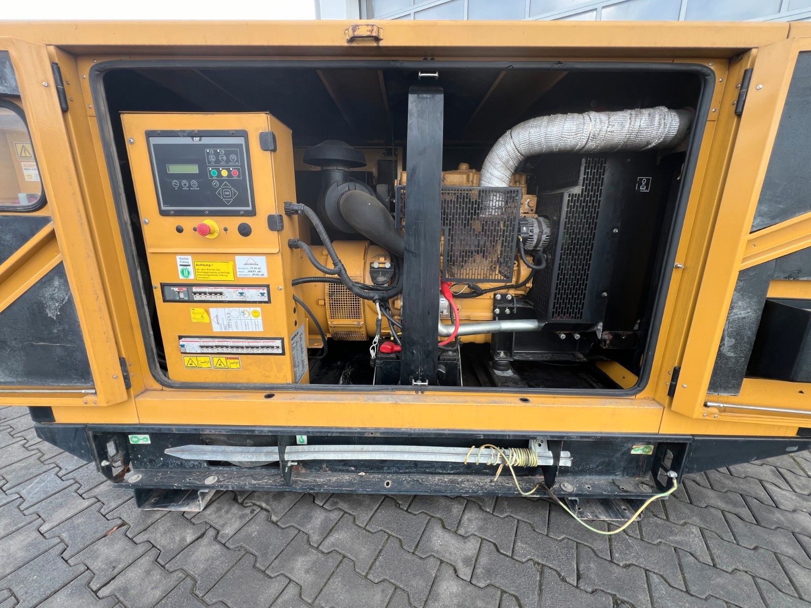 Fahrzeugabbildung CAT DE110E3 Stromerzeuger / 100KVA / 2018 / 18.837h