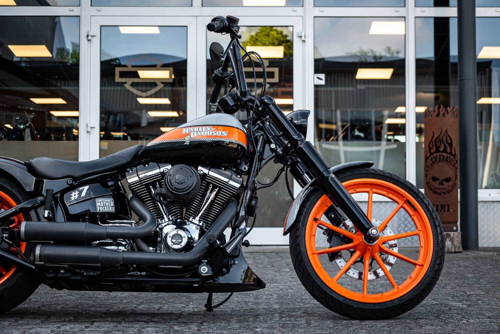 Fahrzeugabbildung Harley-Davidson FXSB Breakout 103 - Kesstech/Airride/Heckumbau -
