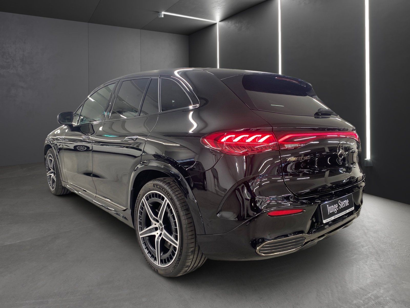 Fahrzeugabbildung Mercedes-Benz EQE 43 4M SUV AMG*Panoram*Distronic*360*AIRMATIC