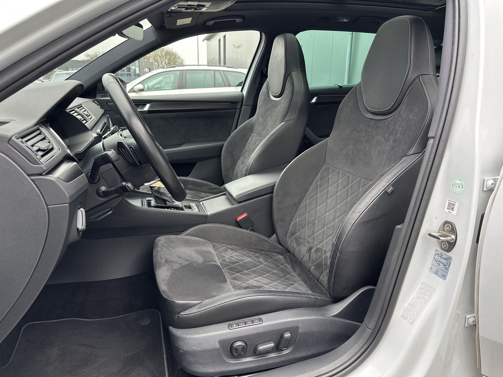 Fahrzeugabbildung SKODA Superb Combi 2.0 TDI DSG Sportline NAV+LED+PANO