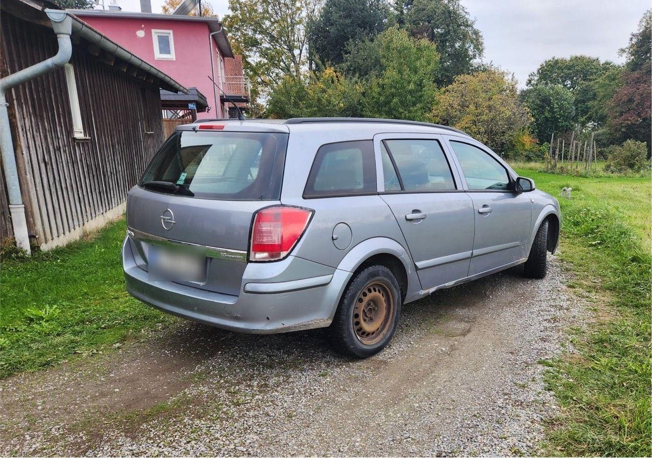 Opel Astra 2007 — rear view