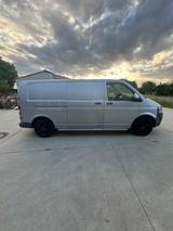 Volkswagen T5 Transporter - Volkswagen T5: Firmenfahrzeug