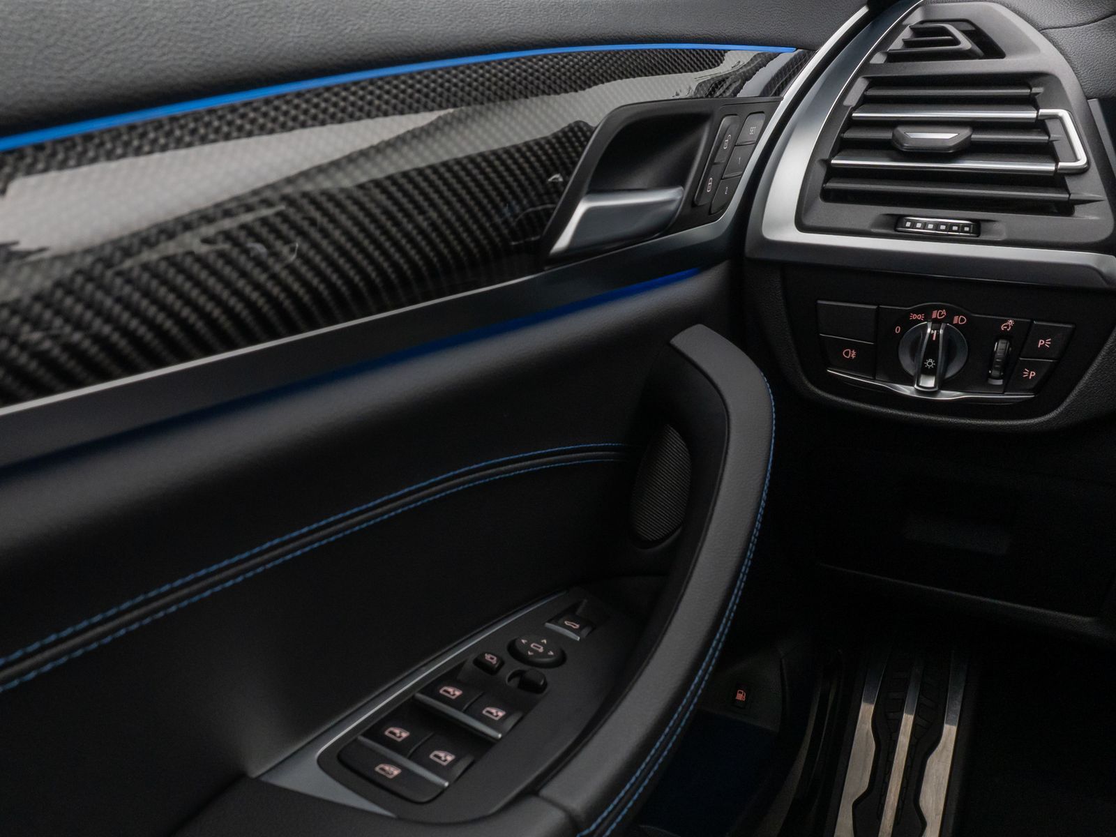 Fahrzeugabbildung BMW X3 xD30e M Sport Panorama Kamera HUD DAB H/K 21"