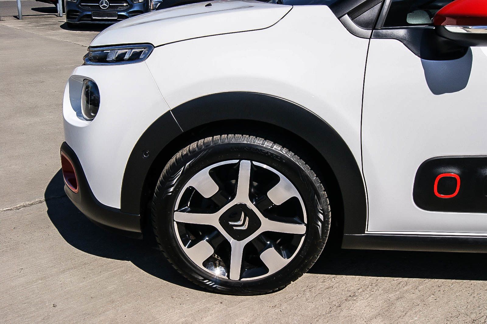 Fahrzeugabbildung Citroën C3 Shine 1.2 VTi PANORAMA KAMERA DASHCAM KEYLESS
