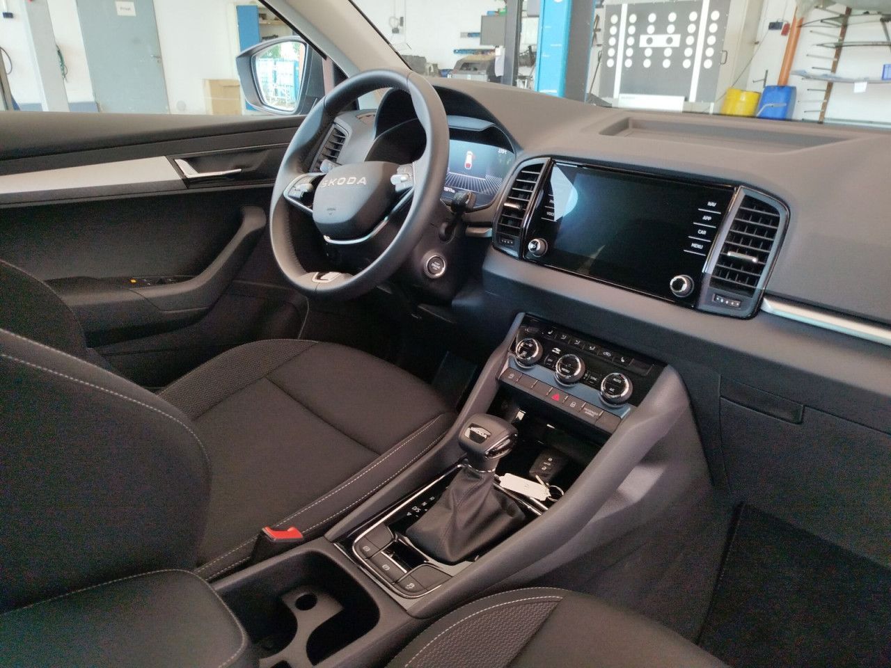 Fahrzeugabbildung SKODA Karoq Selection S110/1.5A7F, AHK
