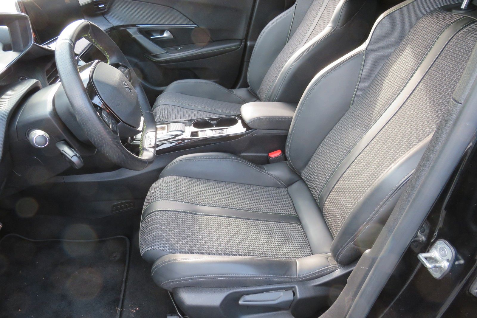 Fahrzeugabbildung Peugeot 2008 e- GT PDC KAMERA NAVI SITZH.