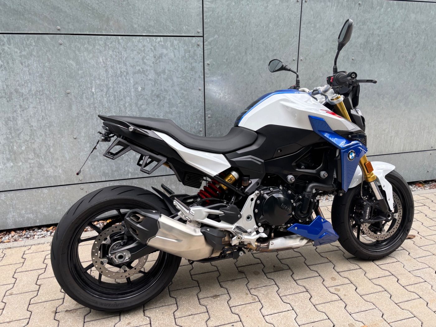 Fahrzeugabbildung BMW F 900 R Style Sport mit kurzem Kennzeichenhalter