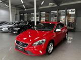 Volvo V40  D4 R-Design Bi-Xenon Navi AHK  - rote Volvo V40