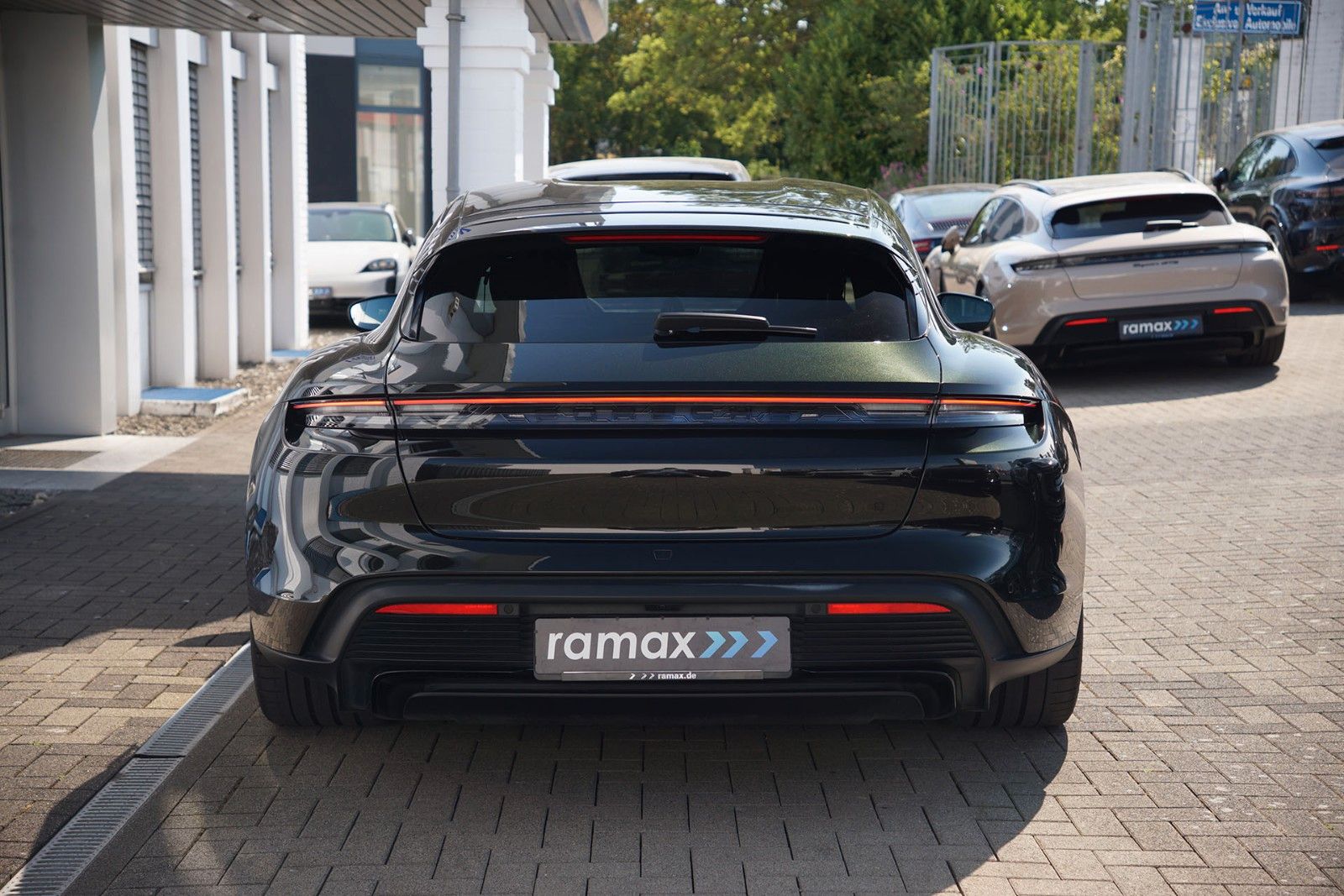 Porsche Taycan GTS Sport Turismo PTS DARK OLIVE METALLIC foto 5