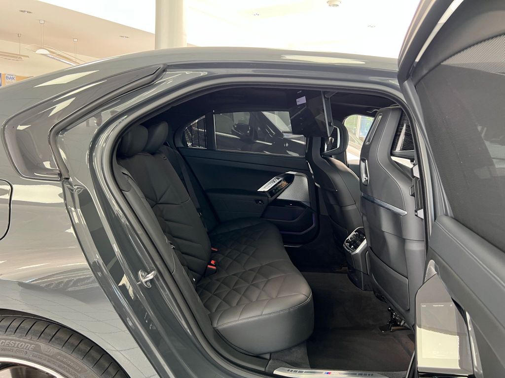 BMW 740 d xDrive M-Sport PANO-SKY*THEATRE*B&W*STHZG*