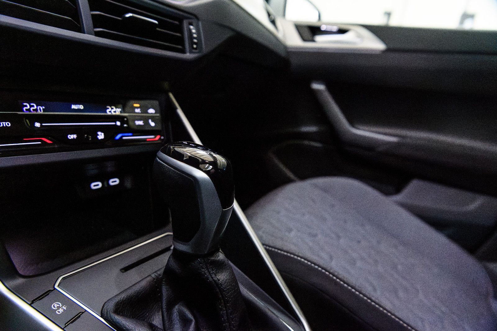 Fahrzeugabbildung Volkswagen Polo VI Move 1.0 TSI DSG LED+SHZ+PDC+APP