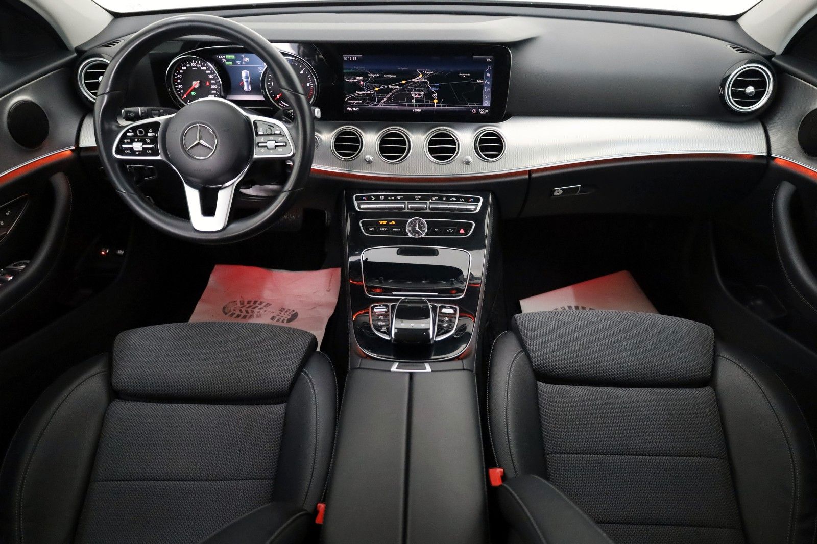 Fahrzeugabbildung Mercedes-Benz E 300de T Avantgarde,Navi,LED,Kamer,SH,AHK,SR+WR