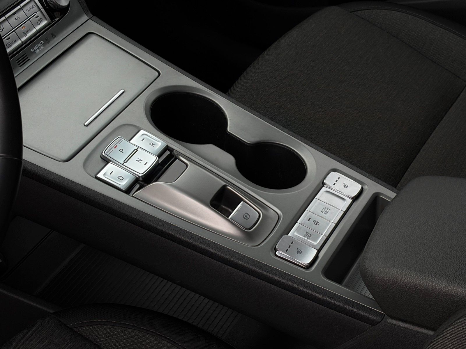 Fahrzeugabbildung Hyundai KONA E Select LHZ SHZ ACC PDC LKA CarPlay CAM