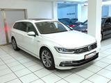 Volkswagen Passat Variant 2.0 TDI DSG R Line 4Motion 1.Hand - Volkswagen in Velbert