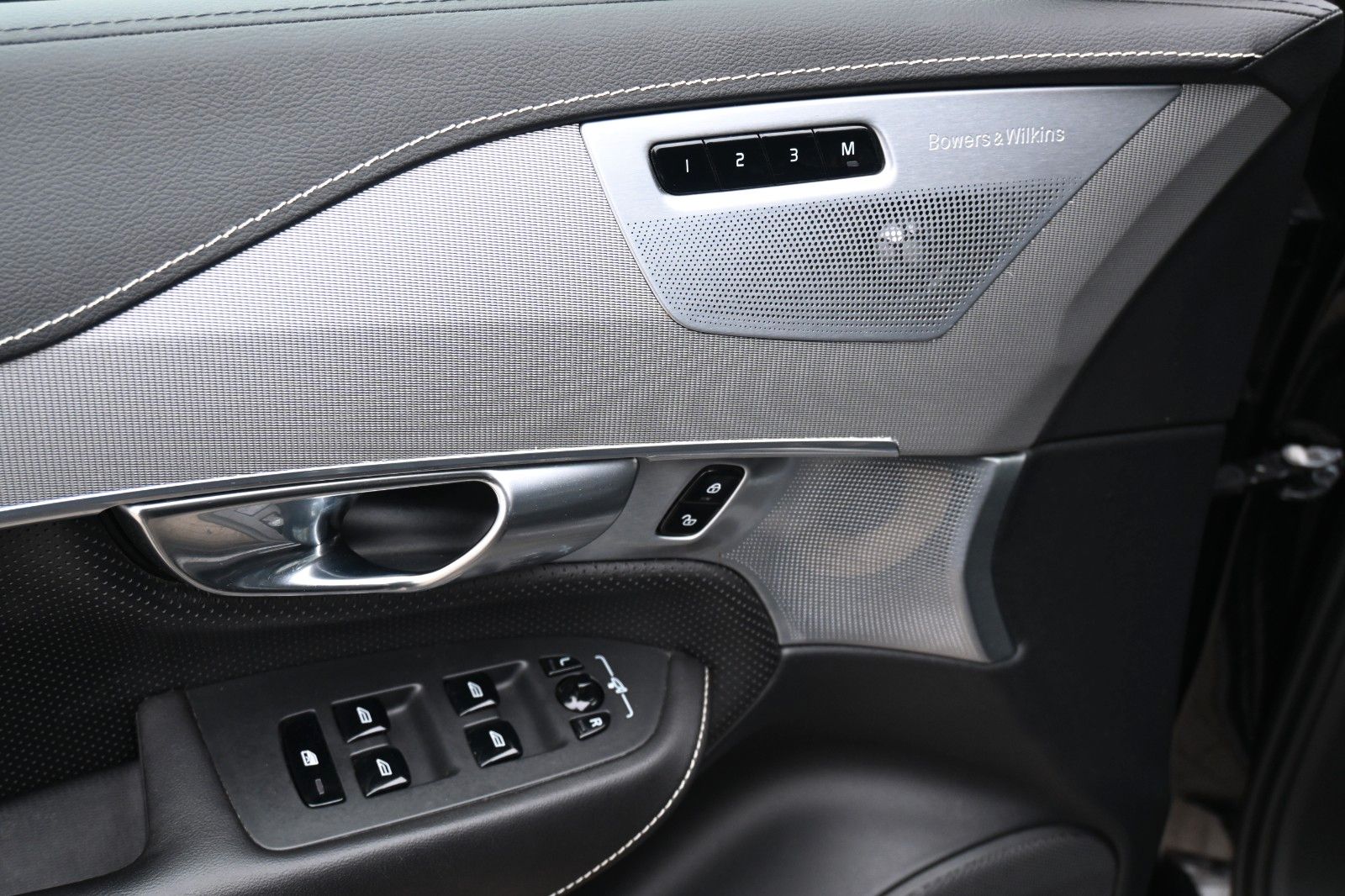 Fahrzeugabbildung Volvo XC90 T8 R Design*LED*LUFT*360°ACC*STHZ*HuD*7Si*