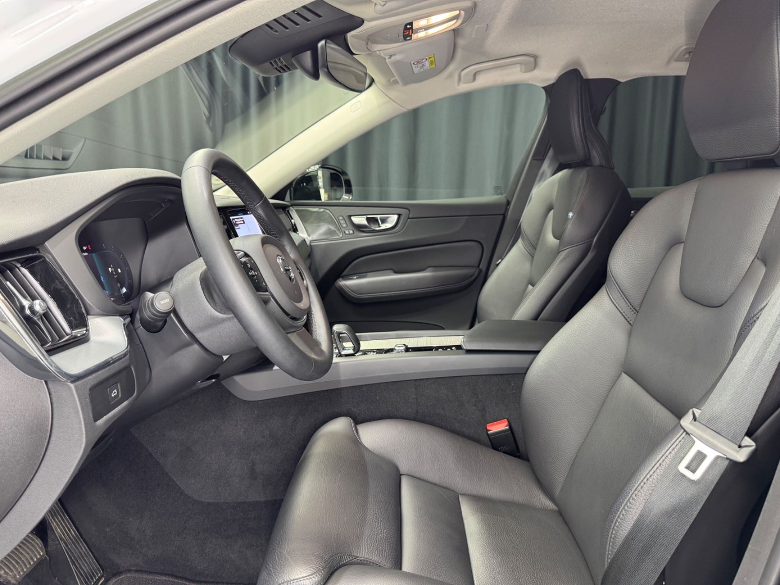 Fahrzeugabbildung Volvo XC 60 Plus Dark AWD |H/K|STDHZ|LED