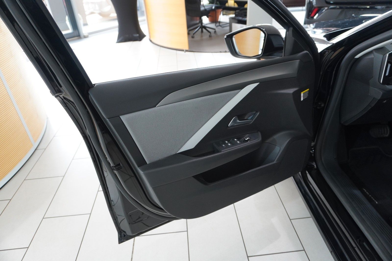 Fahrzeugabbildung Opel Astra L Lim. 1.6 HYBRID EDITION NAVI/KAMERA/AHK