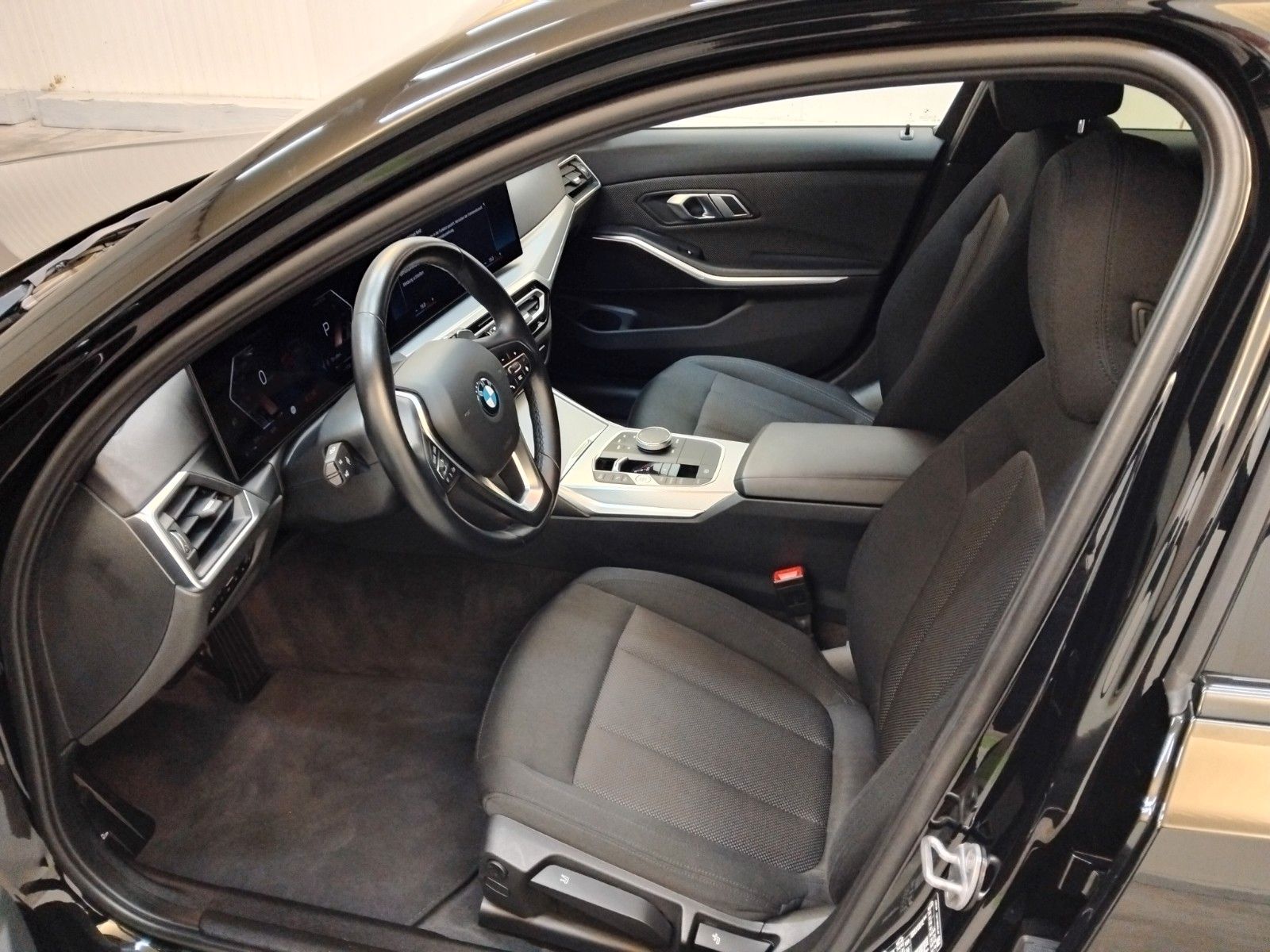 BMW 318 (02/2023, Benzin)