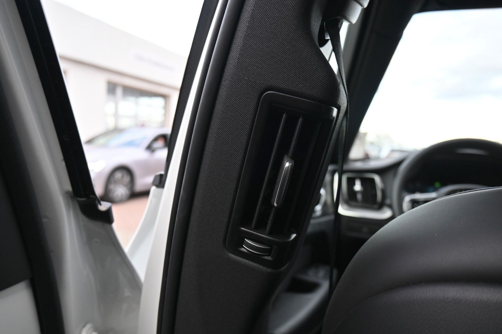 Fahrzeugabbildung Volvo XC60 B4 Ultimate Dark AWD*LUFT*360°*SDTHZG*LED