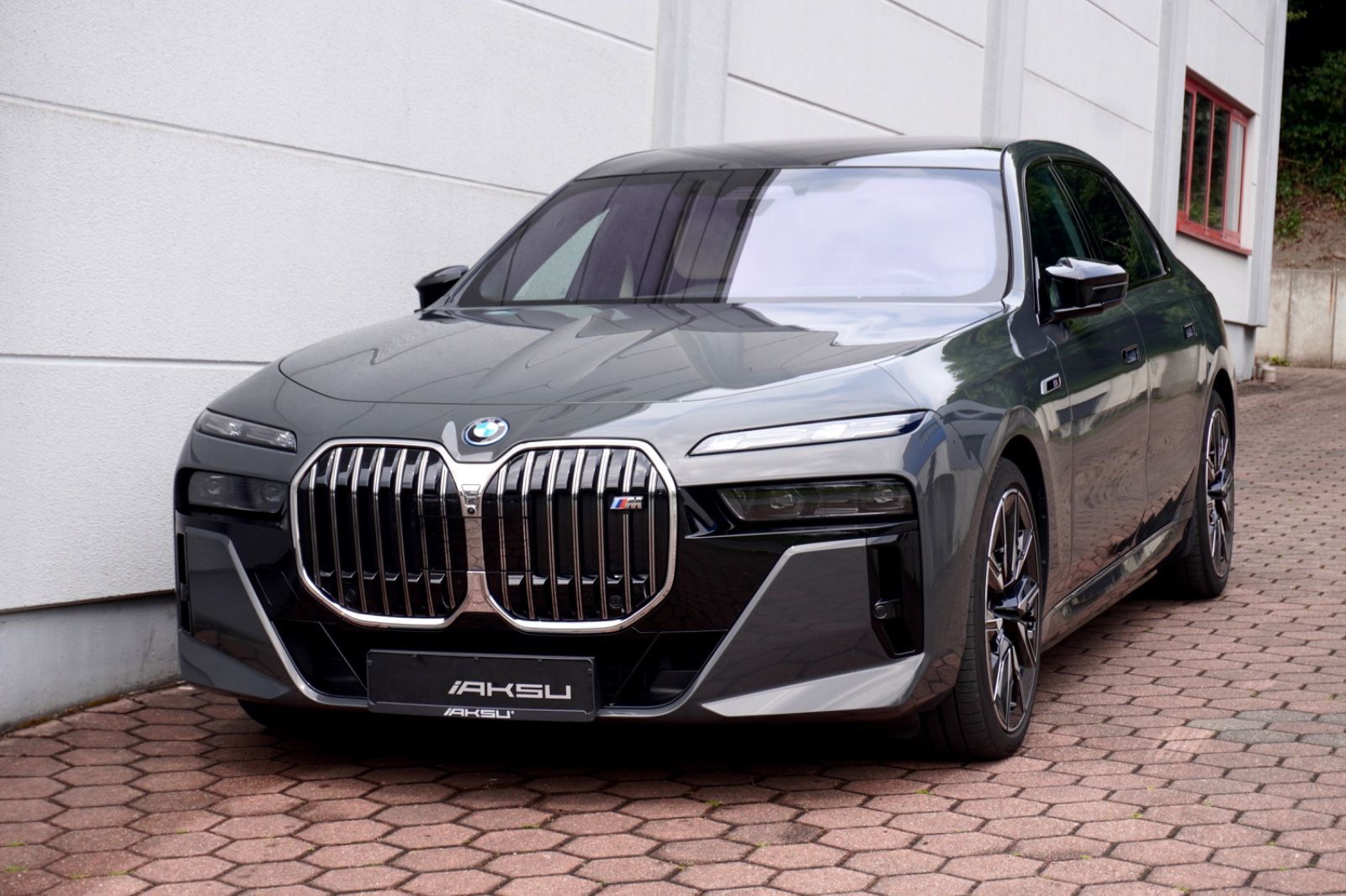 BMW M70°INDIVIDUAL°PANO°SKY-L°CINEMA°B&amp;W°CARBON°ICON