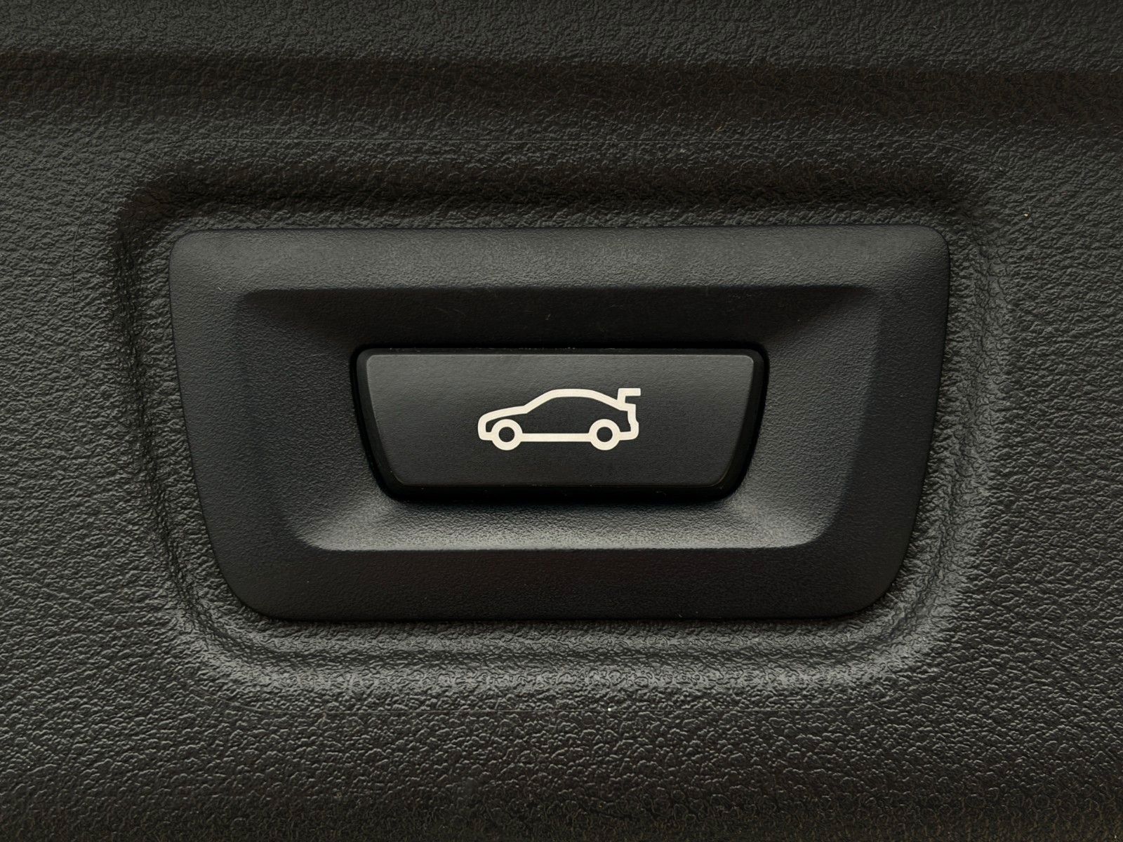 Fahrzeugabbildung BMW 330e Touring Advantage Akustik LcPlus HIFI CAM