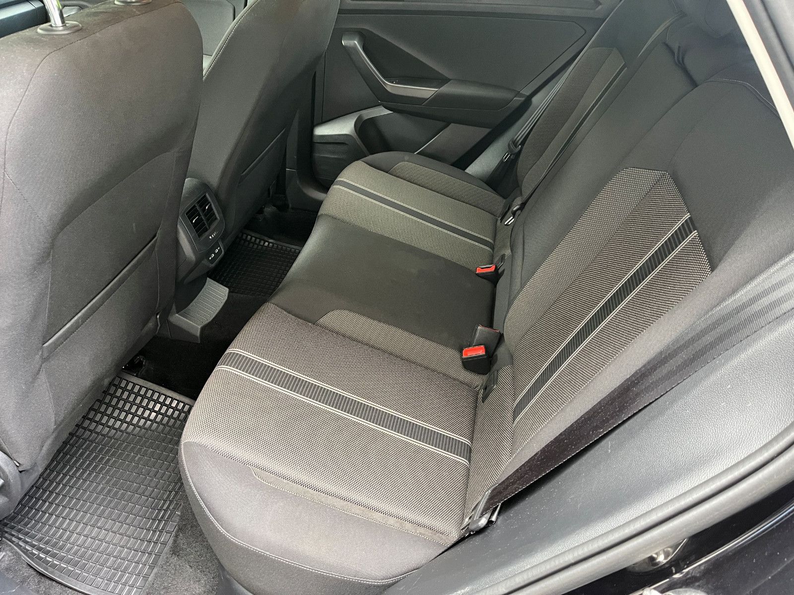 Fahrzeugabbildung Volkswagen T-Roc Style 1,5 TSI PDC LED ALU SHZ ACC UVM