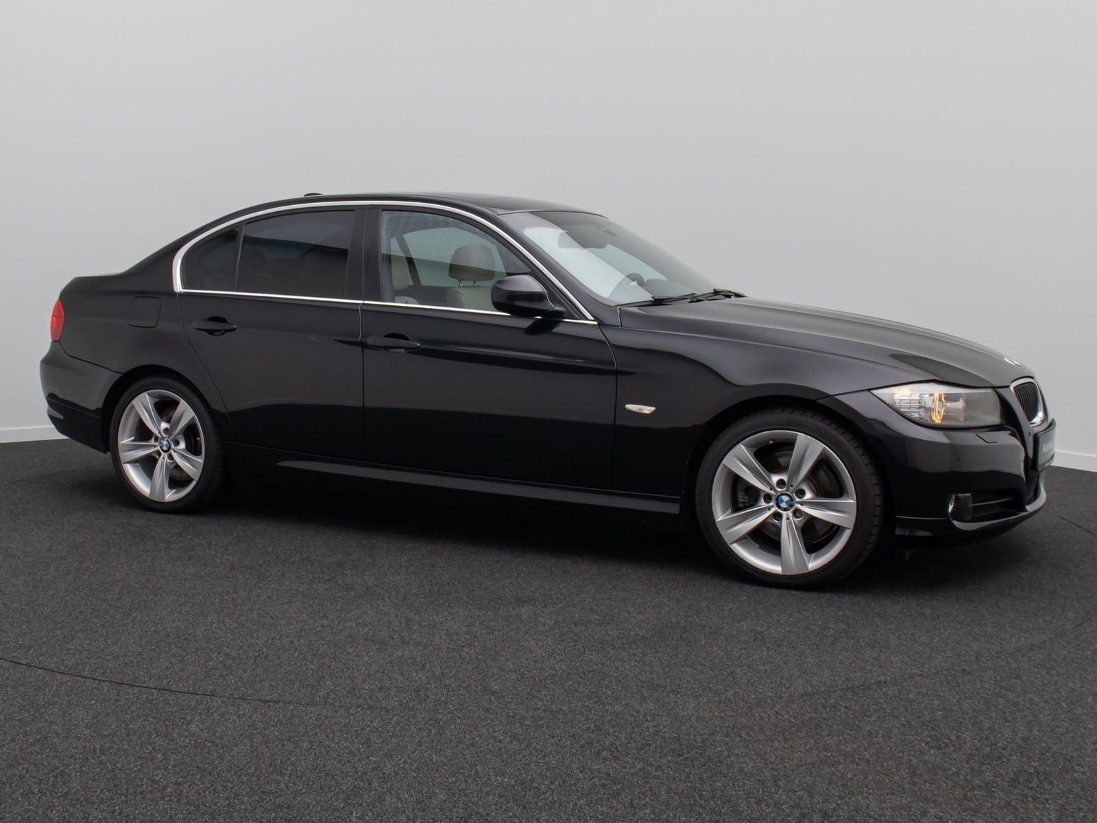 Fahrzeugabbildung BMW 325d GeschwindigReg Xenon PDC Alarm HiFi Leder